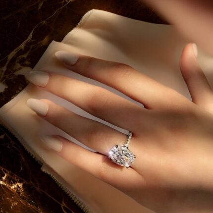 Glamorous Oval Diamond Ring