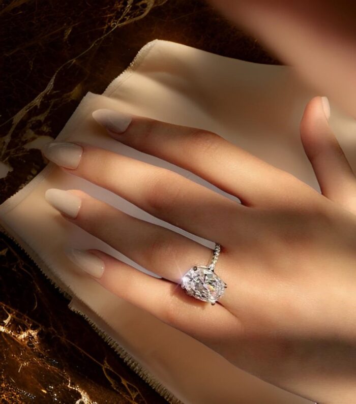 Glamorous Oval Diamond Ring