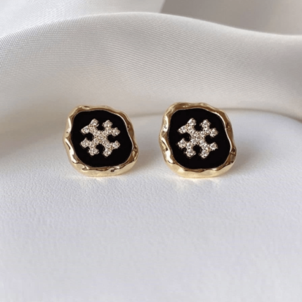 Jewelry, Torry Burch Studs, Fashion Accessories, Women's Jewelry, Splurge Accesorio, Elegant Studs, Stylish Jewelry, Versatile Accessories, Minimalist Jewelry, Premium Studs, Rs 649, Splurge Accesorio Torry Burch Studs Rs 649, Splurge Accesorio, Torry Burch Studs Rs 649