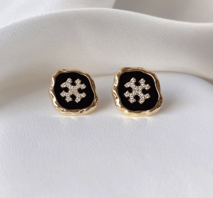 Jewelry, Torry Burch Studs, Fashion Accessories, Women's Jewelry, Splurge Accesorio, Elegant Studs, Stylish Jewelry, Versatile Accessories, Minimalist Jewelry, Premium Studs, Rs 649, Splurge Accesorio Torry Burch Studs Rs 649, Splurge Accesorio, Torry Burch Studs Rs 649